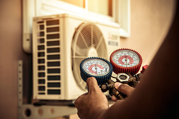 Professional Ac Installation technician working in Great Lakes, IL